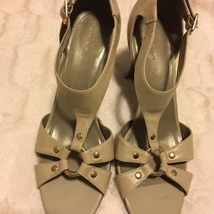 Tahari Genuine Leather heeled sandal Sz 9